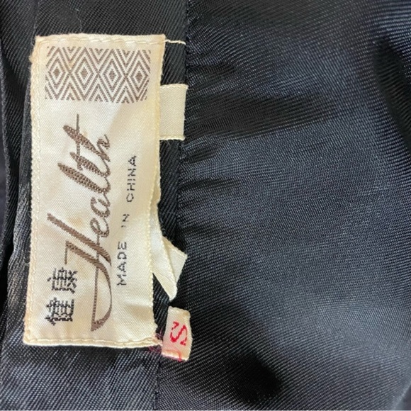 VINTAGE RAYON ASIAN CHINESE HAND EMBROIDERED KIMONO ROBE SIZE SMALL BLACK TEMPLE - Picture 8 of 8